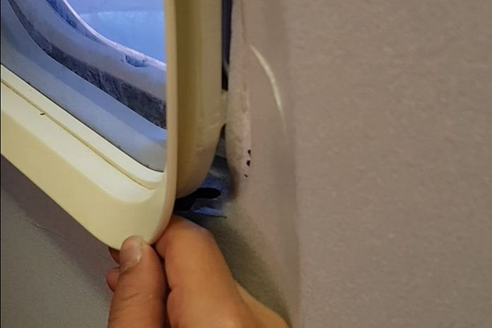 Τρόμος εν πτήσει με παράθυρο αεροσκάφους που… ξεκόλλησε (βίντεο)